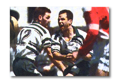 Aucagne lance l'attaque paloise sous le regard de Paillé, Pau Castres, quart de finale 97